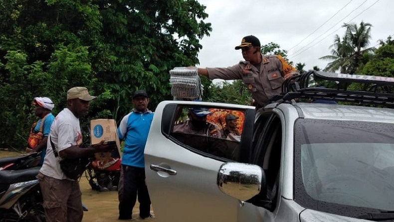 Banjir di Keerom Papua Rendam 1.155 Rumah, Petugas TNI-Polri Keliling Bawa Bantuan