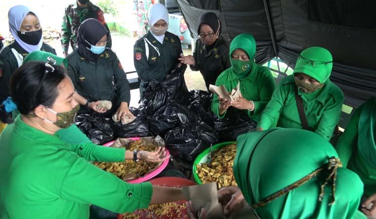 Kodim 0710 Bagikan Ribuan Nasi Bungkus untuk Warga Terdampak Banjir di Pekalongan