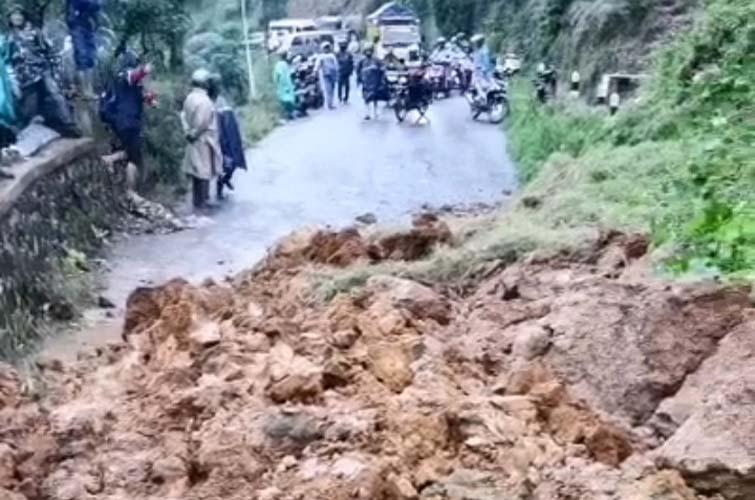 Jalur Wonosobo -Dieng Tertutup Material Longsor, Arus Lalu Lintas Macet Total