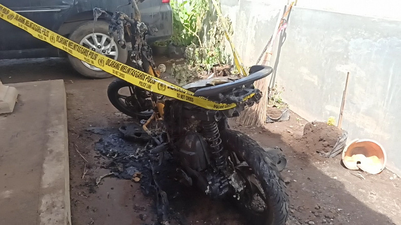title Mobil dan Motor Pimpinan TV Lokal di Lombok Timur Dibakar Orang Tak Dikenal Mobil dan Motor Pimpinan TV Lokal di Lombok Timur Dibakar Orang Tak Dikenal