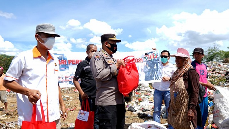title Polda dan Wartawan Gorontalo Bagikan Sembako untuk Pemulung di Hari Pers Polda dan Wartawan Gorontalo Bagikan Sembako untuk Pemulung di Hari Pers