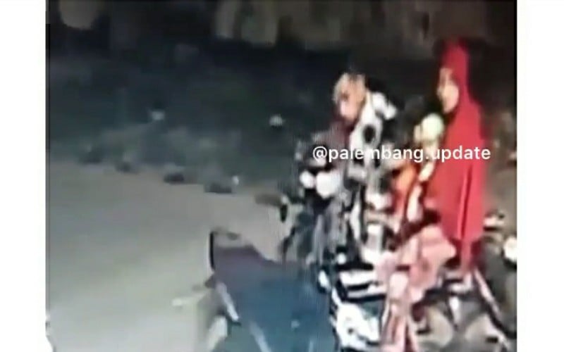 Viral! Istri di Palembang Gendong Anak Temani Suami Mencuri di Depan Minimarket