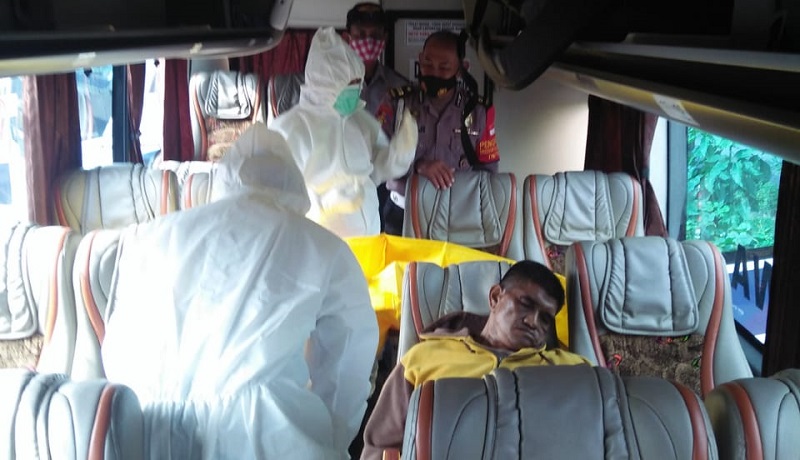 Tiba di Bungurasih, Penumpang Bus Bercelana Doreng Ditemukan Tewas 