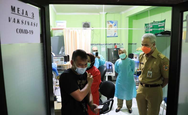 Khawatir Ada yang Pingsan saat Vaksinasi di Bulan Puasa, Ini Rencana Ganjar 