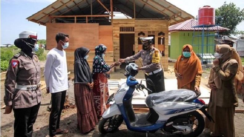 Viral Remaja Perempuan di Lhokseumawe Jadi Kuli Bangunan, Polisi Beri Bantuan Motor