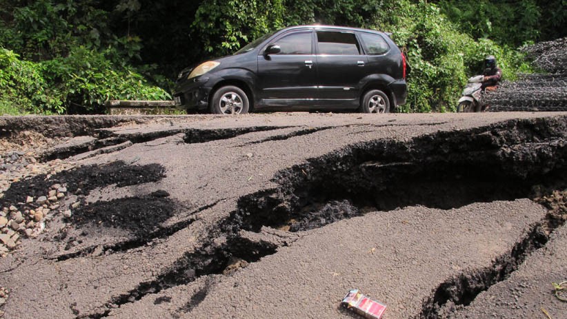 Jalan Penghubung Kendal Temanggung Ambles, Kendaraan Besar Dilarang Melintas - Bagian 2
