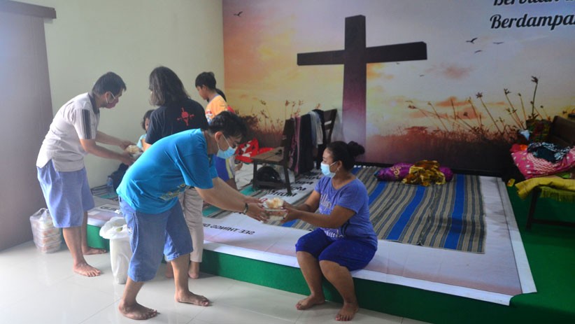 Potret Pengungsi Banjir Kudus Salat di Dalam Gereja Kristen Muria Indonesia - Bagian 3