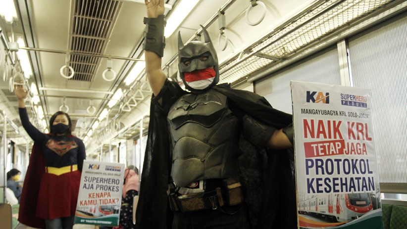 Batman Naik Kereta Sosialisasi Protokol Kesehatan di Dalam KRL - Bagian 1