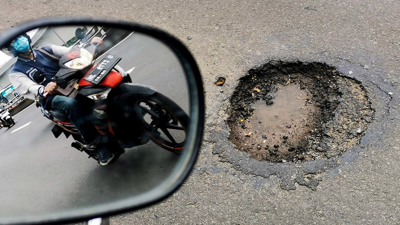 Hati-Hati, Jalanan Berlubang di Jakarta Selatan Membahayakan Pengendara Motor - Bagian 1