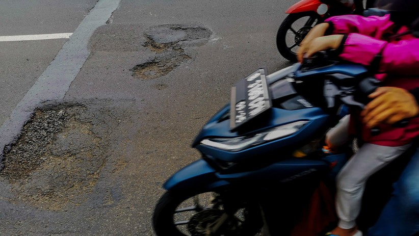Hati-Hati, Jalanan Berlubang di Jakarta Selatan Membahayakan Pengendara Motor - Bagian 5