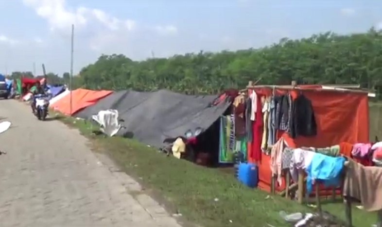 Banjir Belum Surut, 400 Warga Jombang Masih Tinggal di Tanggul Sungai 