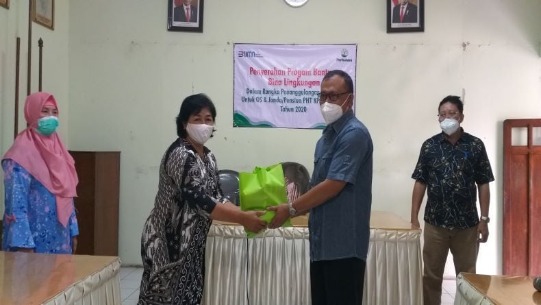 Perhutani Surakarta Salurkan Sembako bagi Outsourcing dan Pensiunan