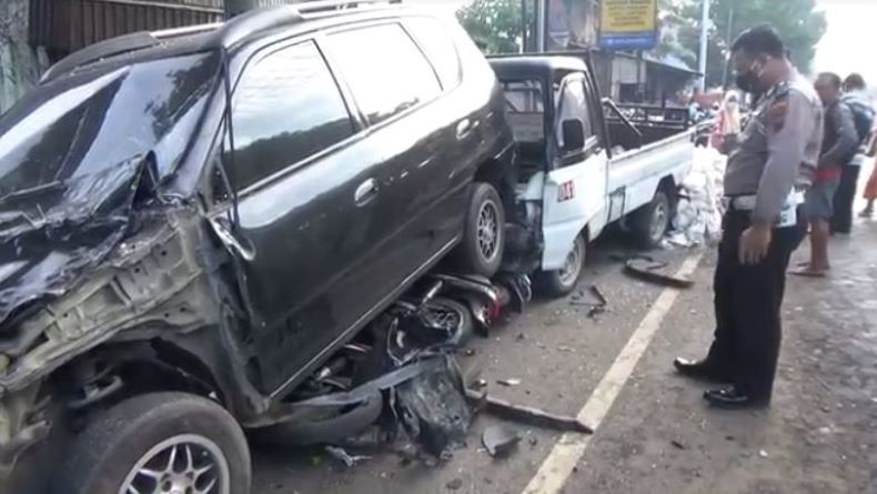 Parkir di Jalur Pantura, 5 Motor dan 2 Mobil Pengungsi Banjir Diseruduk Truk 