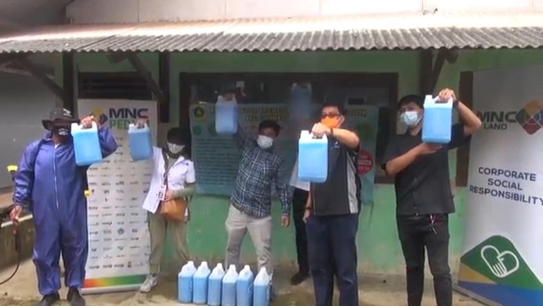 MNC Peduli-MNC Land Semprotkan Disinfektan di Permukiman Warga Desa Wates Jaya