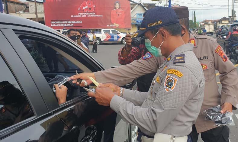 Cegah Lonjakan Covid, Petugas Gabungan Gelar Swab Antigen di Perbatasan Jateng-DIY