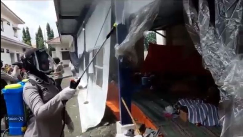 Cegah Klaster Covid-19, Tempat Pengungsian Disemprot Disinfektan 