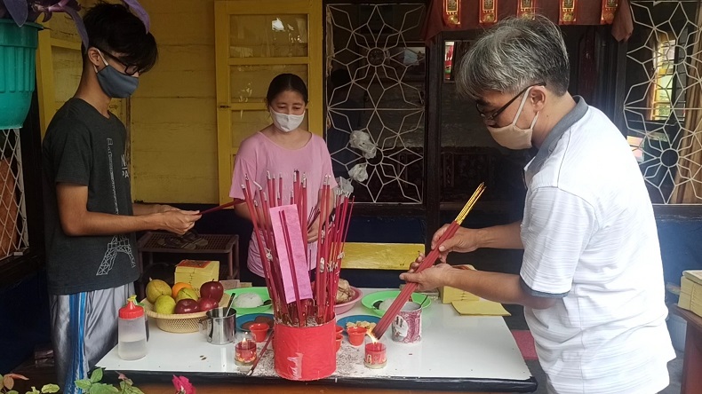 Umat Konghucu di Kelurahan Bintang, Pangkalpinang, saat sembahyang Sam Sip Pu, Kamis (11/2/2021). (Foto: iNews.id/Haryanto)