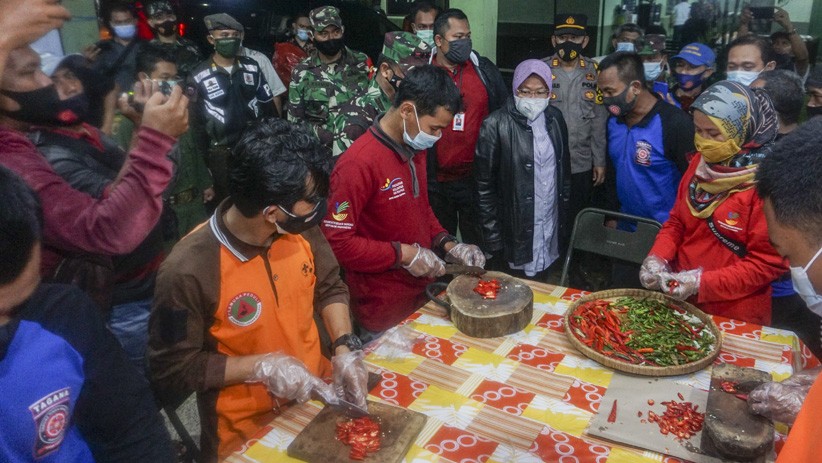 Mensos Tri Rismaharini Kunjungi Warga Terdampak Banjir Pekalongan - Bagian 2