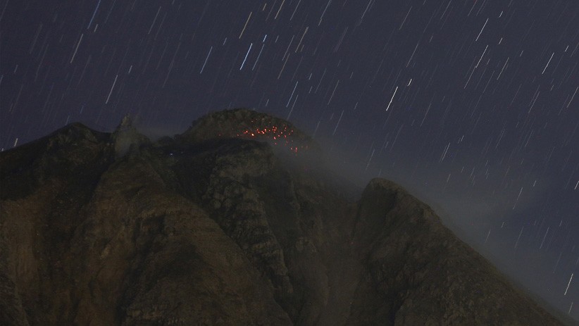 Gunung Sinabung Keluarkan Lava Pijar, Begini Penampakannya - Bagian 2