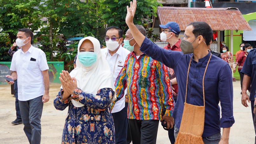 Nadiem Makarim Naik Perahu Kayu Datangi Guru di Daerah Terpencil Papua Barat - Bagian 2