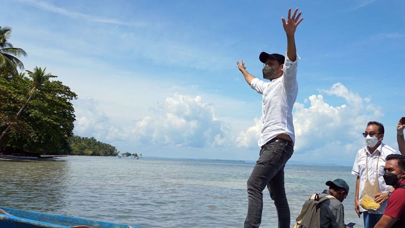 Nadiem Makarim Naik Perahu Kayu Datangi Guru di Daerah Terpencil Papua Barat - Bagian 3