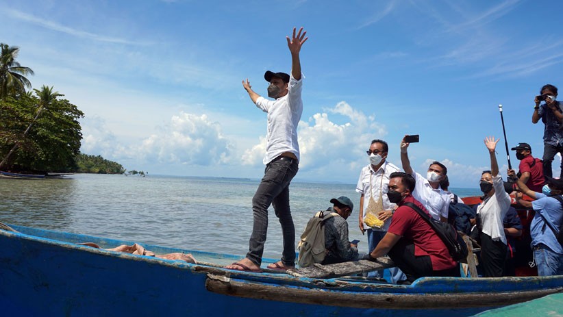 Nadiem Makarim Naik Perahu Kayu Datangi Guru di Daerah Terpencil Papua Barat - Bagian 1