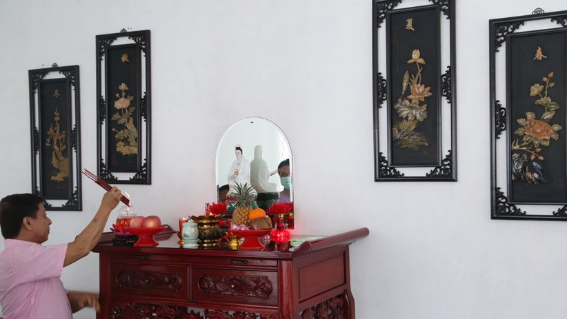 Potret Keluarga di Surabaya Sembahyang Imlek di Rumah Saja - Bagian 4