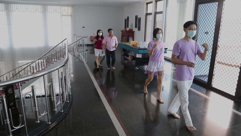 Potret Keluarga di Surabaya Sembahyang Imlek di Rumah Saja - Bagian 3