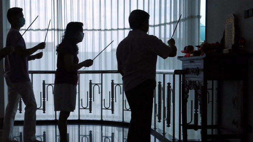 Potret Keluarga di Surabaya Sembahyang Imlek di Rumah Saja - Bagian 2