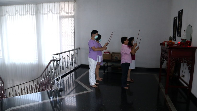 Potret Keluarga di Surabaya Sembahyang Imlek di Rumah Saja - Bagian 1