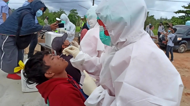 title Target Dapat 250 Sampel Swab Antigen, Petugas Cegat dan Colok Hidung Pengendara Target Dapat 250 Sampel Swab Antigen, Petugas Cegat dan Colok Hidung Pengendara