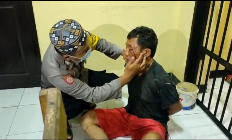 Pemuda Ini Babak Belur akibat Curi Sekarung Jeruk Anggota TNI 