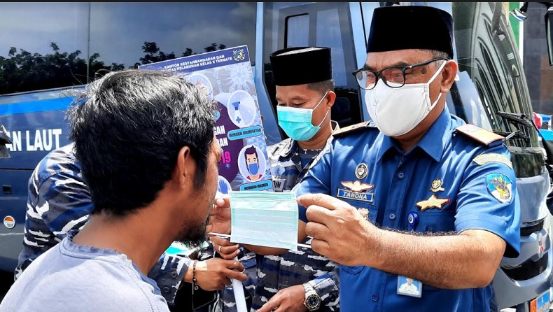 Lanal dan KSOP Ternate Bagikan Masker kepada Jemaah Salat Jumat Masjid Raya Al-Munawar