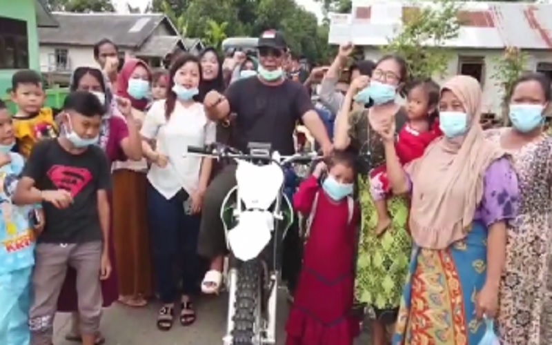 Gubernur Kalsel Naik Trail Tembus Desa Datar Ajab Serahkan Bantuan