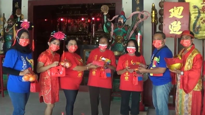 Perayaan Imlek di Kendal, Para Dermawan Bagikan Angpo Door to Door 