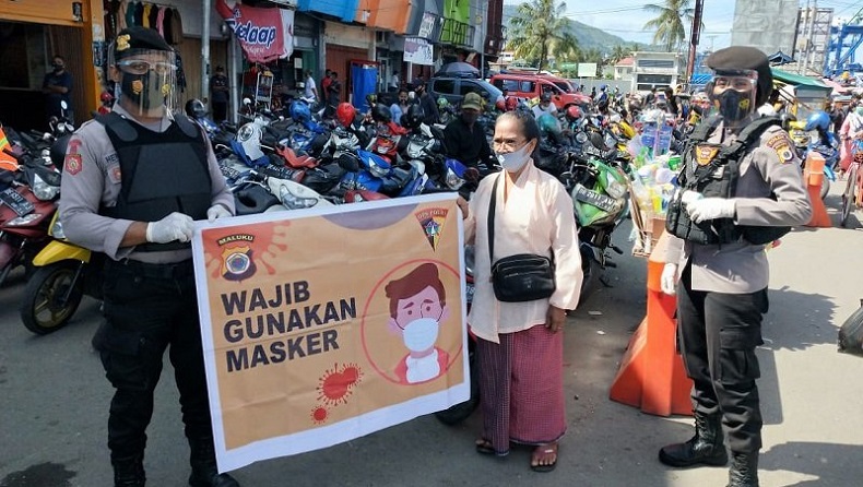 Kampanye Lawan Covid, Personel Polda Maluku Gunakan Alat Peraga 