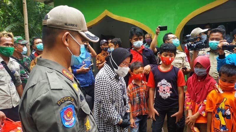 Kunjungi Korban Longsor Kalijering, Mensos Risma Ajak Anak-anak Bernyanyi