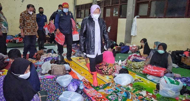 Kunjungi Pengungsi Banjir di Pekalongan, Mensos: Musibah Ini Cobaan, Kita Harus Bersabar