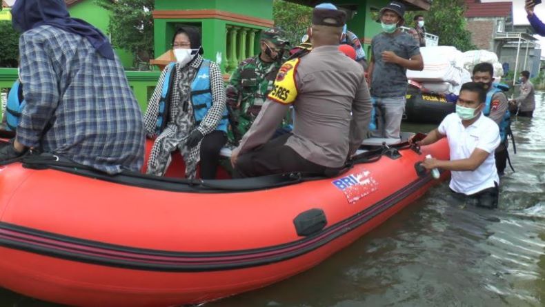 Tembus Lokasi Banjir di Demak, Mensos Risma Naik Perahu Karet 