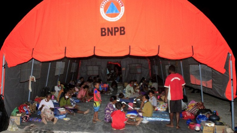 Masih Erupsi, Warga Lereng Gunung Ile Lewotolok NTT Diminta Tetap Waspada