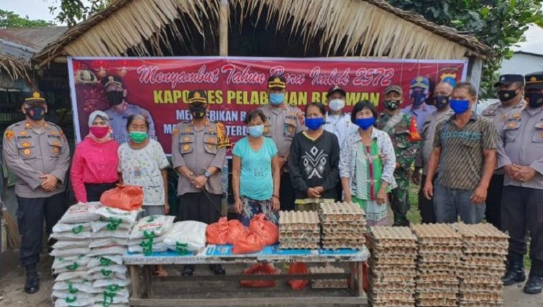 Imlek, Polres Pelabuhan Belawan Bagikan Sembako ke Warga Tionghoa Kurang Mampu Imlek, Polres Pelabuhan Belawan Bagikan Sembako ke Warga Tionghoa Kurang Mampu