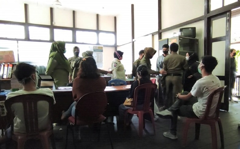 title 4 Orang yang Diamankan Sekamar dalam Hotel di Pontianak Positif Narkoba 4 Orang yang Diamankan Sekamar dalam Hotel di Pontianak Positif Narkoba