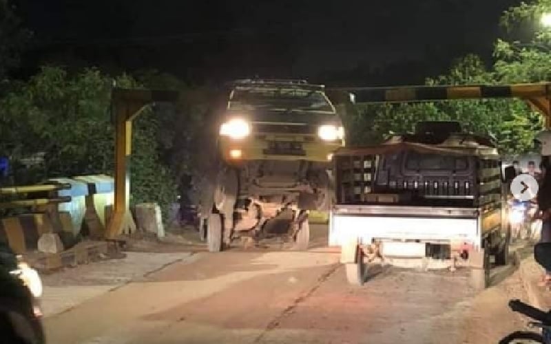 title Viral Mobil Pikap Jumping di Atas Jembatan, Netizen: Transformers Viral Mobil Pikap Jumping di Atas Jembatan, Netizen: Transformers