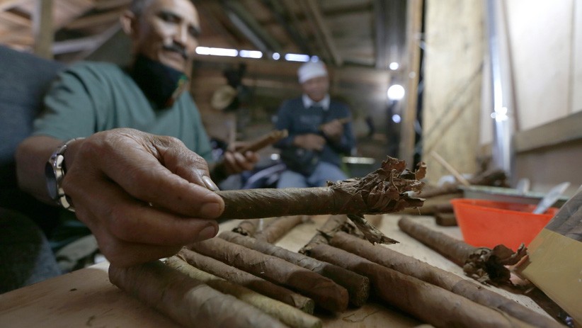 Melihat Cara Meracik Cerutu Tradisional Gayo Asli Aceh - Bagian 2