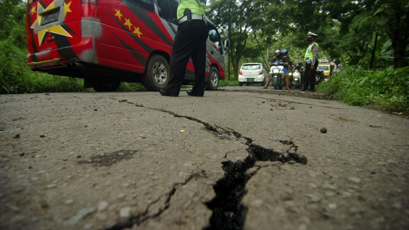 Hati-Hati, Jalan Retak Menuju Objek Wisata Guci Tegal akibat Pergerakan Tanah - Bagian 2