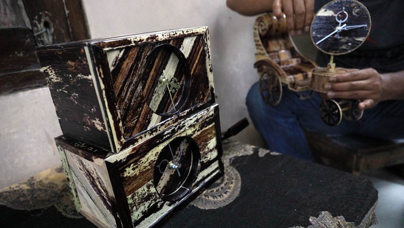 Membuat Kerajinan Tangan Jam Dinding Berbahan Pelepah Pisang - Bagian 3