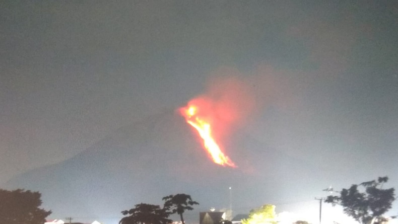 title Gunung Sinabung Terekam Luncurkan Lava Pijar Sejauh 2 Km Gunung Sinabung Terekam Luncurkan Lava Pijar Sejauh 2 Km