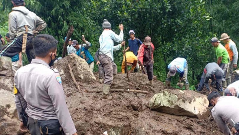 Longsor Tutup Akses Jalan ke Objek Wisata Lembah Panyaweuyan Majalengka