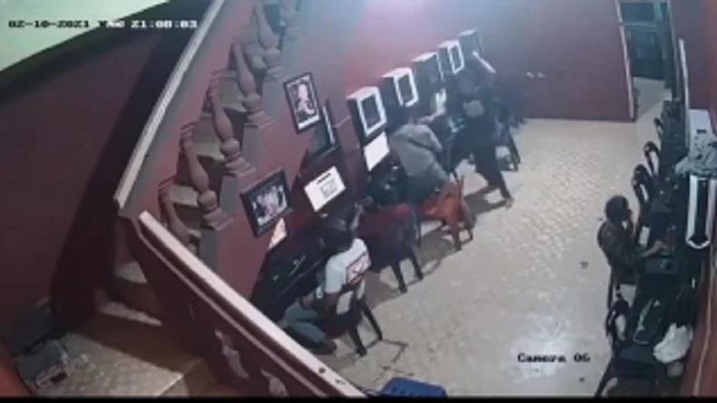 Viral Video Pembacokan di Warnet Terekam CCTV, Polisi Buru Pelaku