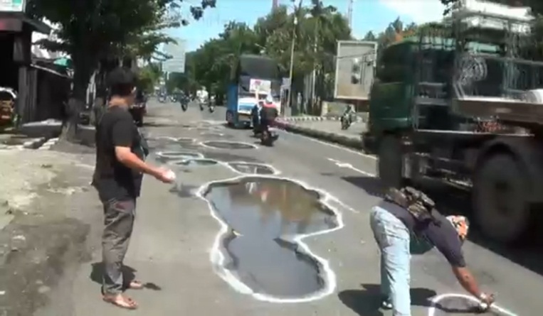 Begini Aksi Wartawan Kendal agar Pengendara Tidak Terperosok Jalan Berlubang 